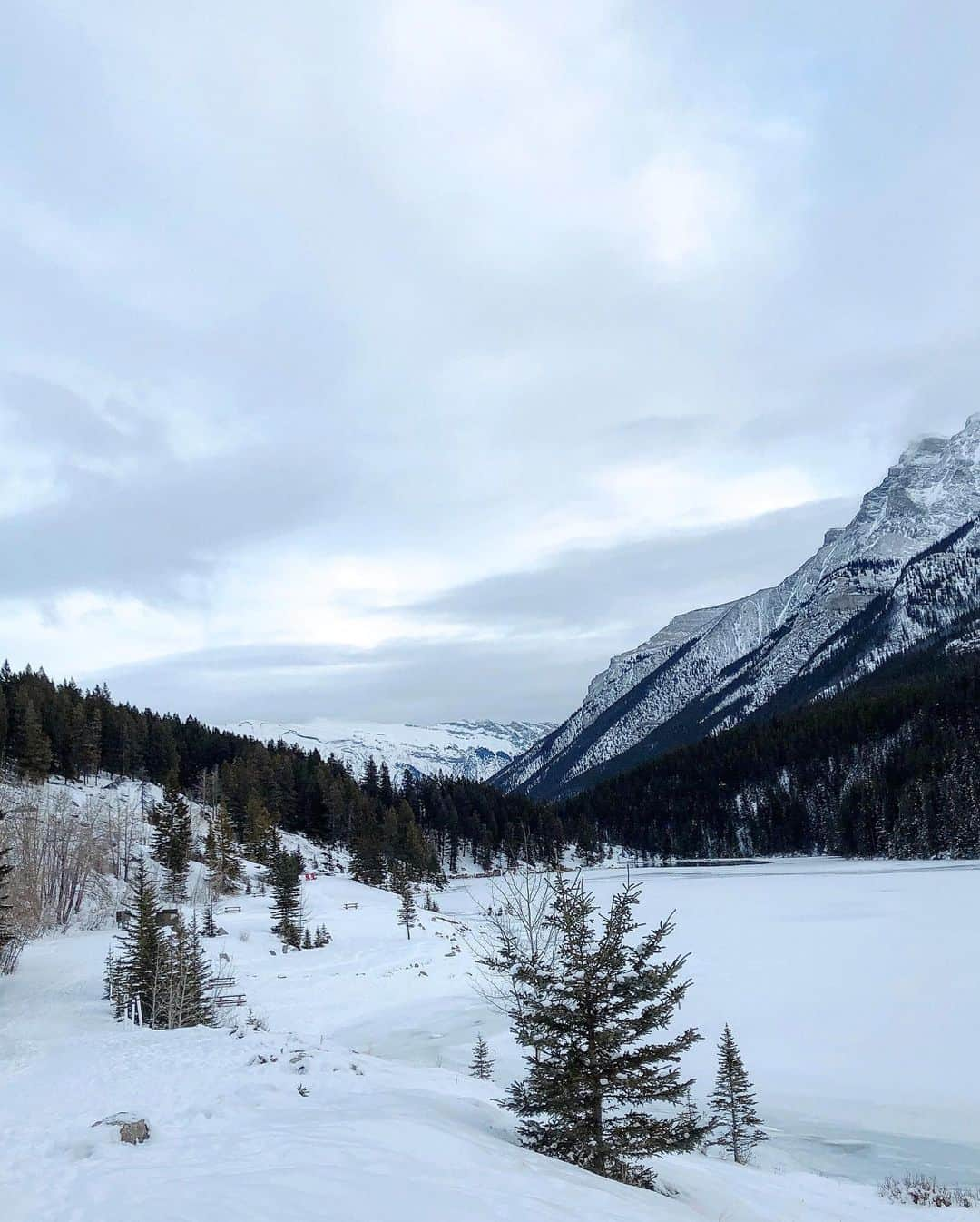 Han Ga Eunさんのインスタグラム写真 - (Han Ga EunInstagram)「#twojacklake  Love #canada💕 눈이좋은거 >>>>>>>추운거시른거 #모순적 #banff #snow #frozen #우정여행」12月14日 3時18分 - gaeungbebe