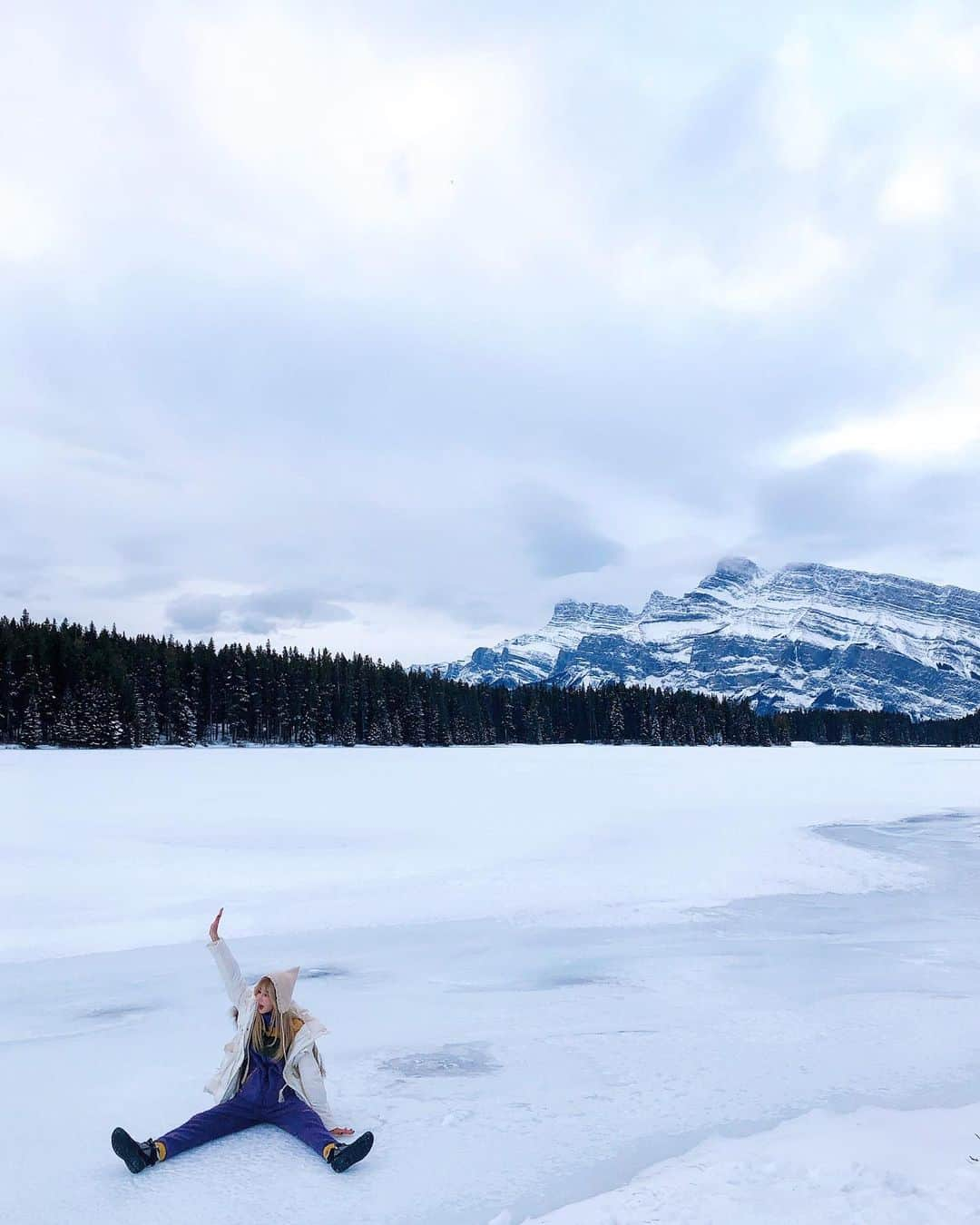 Han Ga Eunさんのインスタグラム写真 - (Han Ga EunInstagram)「#twojacklake  Love #canada💕 눈이좋은거 >>>>>>>추운거시른거 #모순적 #banff #snow #frozen #우정여행」12月14日 3時18分 - gaeungbebe