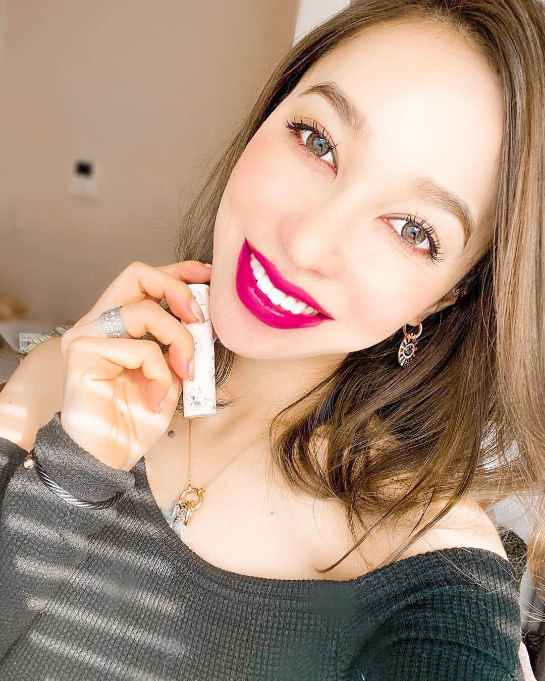 のインスタグラム：「Today 💄@paulandjoe_beaute . 今日のリップは2020年1月5日に発売する ポールアンドジョー2020スプリングコレクション ⇨リップスティックNの217キャンディブーケ💕 春夏っぽいレッド系ビビットピンクは、暖かさがあって寒い時期にも会うと思います💕 他にもお気に入りの色は218番ドラゴンフルーツと 313アンティークボックス！ 218はパープル系ピンクで、ディナーや夜のお出かけに使いたい色味💕 313ははっきりとした大人っぽいピンク😻お花見にぴったりだな🥺  ポールアンドジョーのリップスティックNは新色17が加わり、 全31色になるよ ケースも可愛い過ぎる🥺 全色欲しい😌 . . . #ポールアンドジョー#ポルジョ#リップ#リップスティック#デパコス#コスメ#ポルジョリップ#ポルジョリップワンダーランド#Pr」