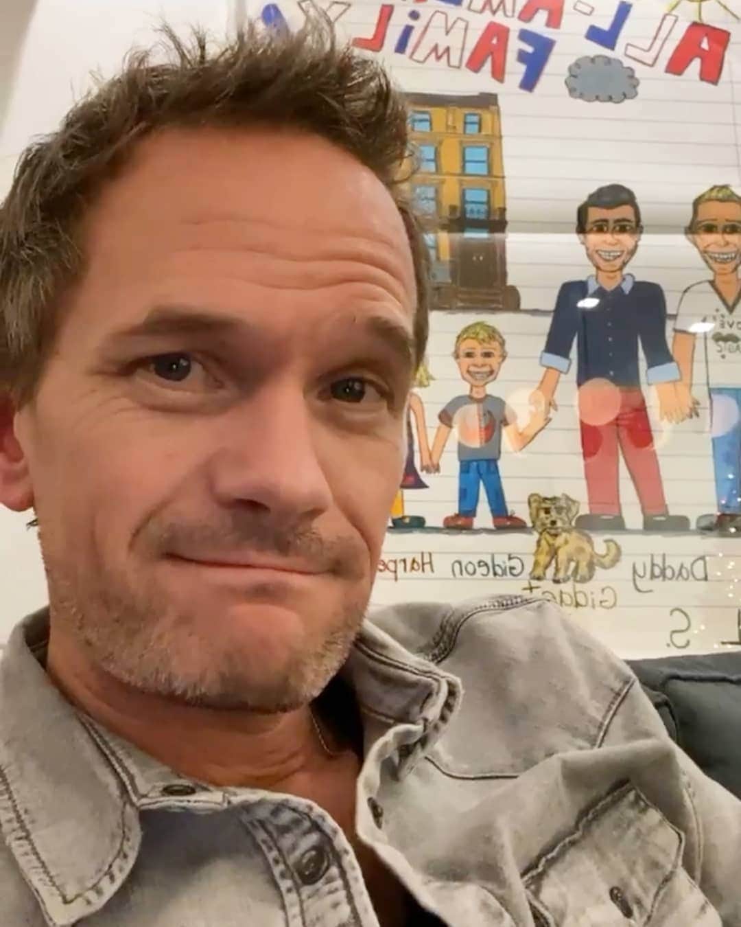 ニール・パトリック・ハリスのインスタグラム：「The drawing in the background! 😍🥰 #neilpatrickharris #davidburtka #nph #db #tagsforlikes #actors #lovethem #handsome #chef #repost #igstory #myedit #twins #gideonscott #harpergrace #burtkaharris #family #burtkaharrisfamily #papa #daddy #couple #husbands @nph @dbelicious ❤💚」