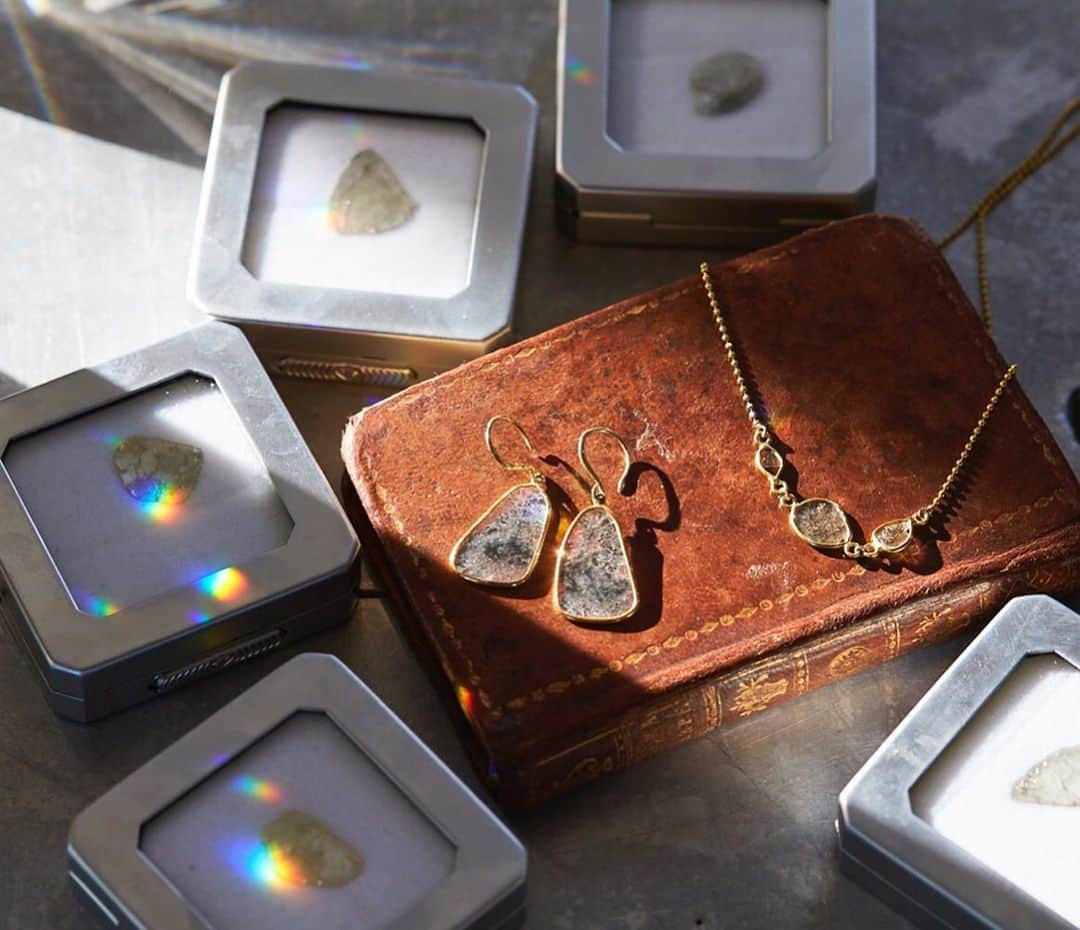 東原妙子さんのインスタグラム写真 - (東原妙子Instagram)「@gren_jewelry_official  大好きなジュエリーブランドのgren。 先日、ウェブサイトのインタビュー撮影をしました。 _ 1枚目 人気のフェザーモチーフのイヤカフ 2枚目 ブルーのようなブラウンのような輝きのリングは、サフィレットという希少なアンティークガラス 3枚目 とても珍しいスライスダイヤモンドのパーツ _ パーツのほとんどは、友人であり、とても変わり者のデザイナーみどりちゃんが、自ら異国の僻地に足を運び、宝探しのように見つけてきた一点もの💍 _ 12/12(木)〜25(水) GINZA SIX2階のシジェームギンザにてPOP UP STOREをやるそうなので、よかったら足を運んでみてください。 #gren#sixiemeginza#ginzasix#popupstore #とにかく変わり者のデザイナー#ジャングルのような緑で埋め尽くされた部屋にはベッドもTVもなくて#床で寝ているらしい#20時就寝3時起床#夜中に起きて何をしているのか問うと#イモを寝かせたりするよ#と言う#イモの寝かしつけ？#それがたまに鶏肉になったりもするって？#夜中に人間が起きて#代わりにイモや鶏を寝かしつける習性#撮影帰りに渡されたお土産は#凍った何らかの鶏肉料理」12月14日 3時31分 - taekohigashihara