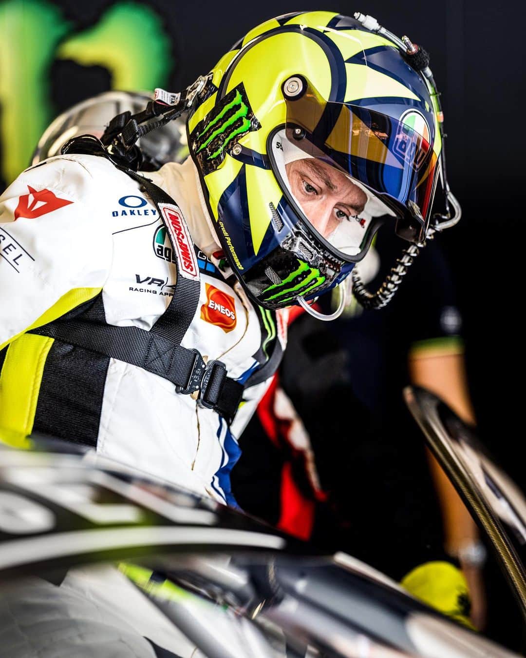 バレンティーノ・ロッシのインスタグラム：「Qualifying day at Yas Marina Circuit,ready for tomorrow ✊🏼 📸 @camilss  #Gulf12hours」