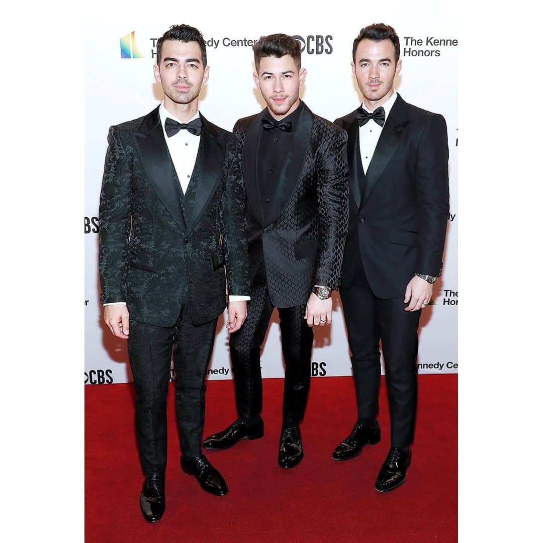 のインスタグラム：「Joe Jonas, Nick Jonas and Kevin Jonas are pictured wearing Dolce&Gabbana as they attend the 42nd Annual Kennedy Center in Washington, DC.  For more #DGMen celebrities follow @dolcegabbana_man #DGMen #DGCelebs #DGFamily」