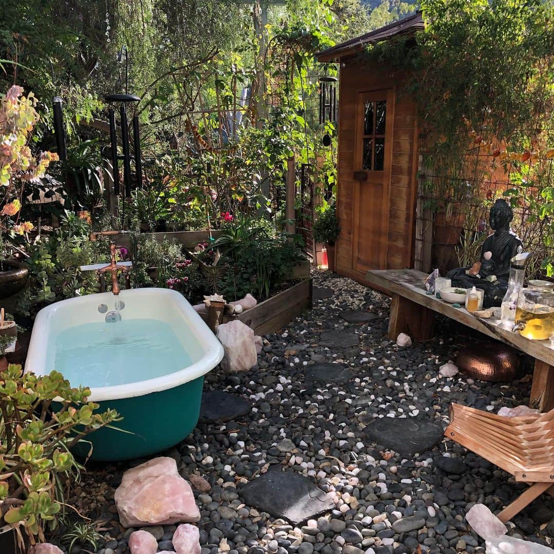 のインスタグラム：「Self care, friends. Find yourself a bathtub. Make plans with friends who love you. Read that book you’ve been wanting to read. Love yourself like you are the mother you always needed. ❤️」