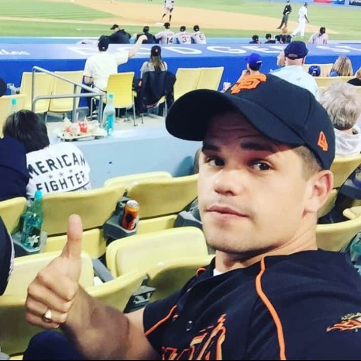 マックス・カーバーのインスタグラム：「#fbf to bold decisions (wearing a giants jersey at dodger stadium)」