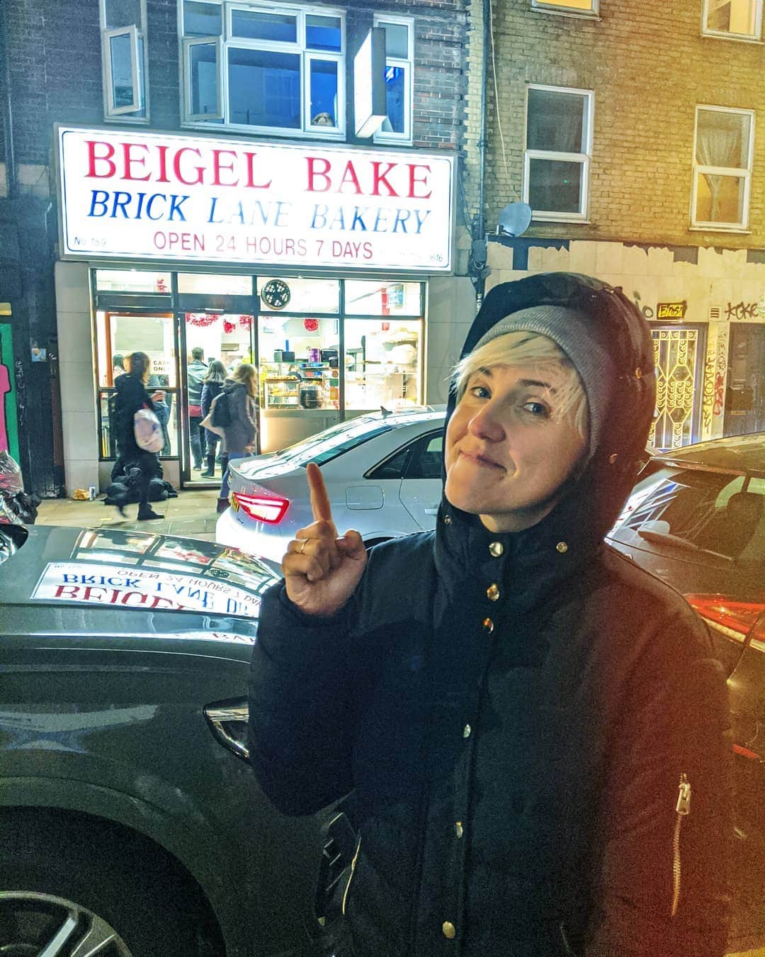 ハナー・ハートのインスタグラム：「A flashback to my reckless youth! During my trips to London, this beautiful bastion of baked goods saved my stomach many a night. That and my personal bagel fairy, @morganalagoa. 🧚‍♀️🥯」
