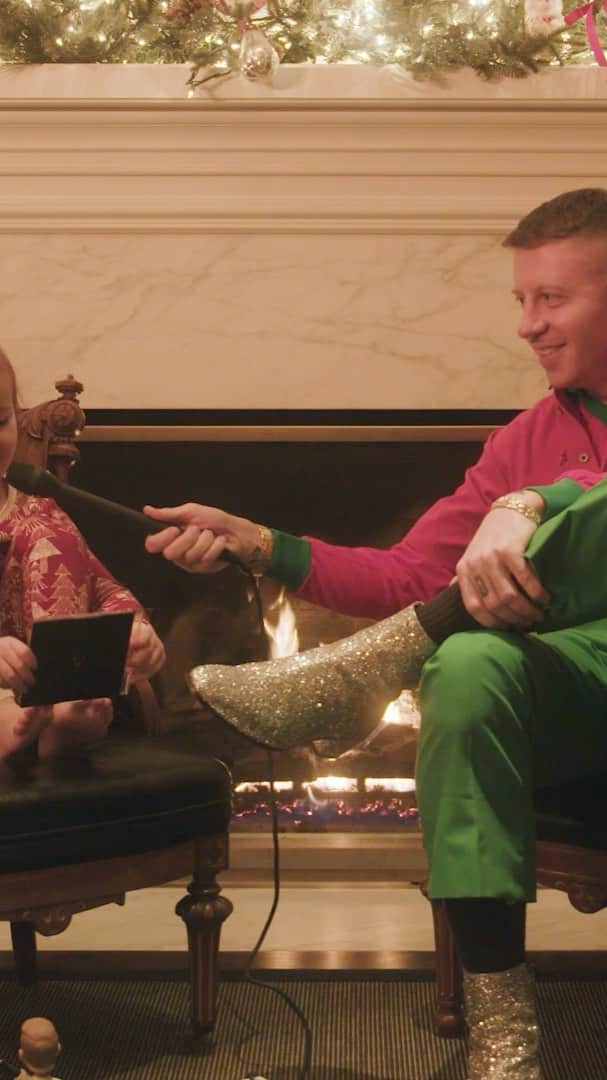 マックルモアーのインスタグラム：「Christmas Confessions with Sloane. "It's Christmas Time" feat @dancaplen out now! Link in bio.」