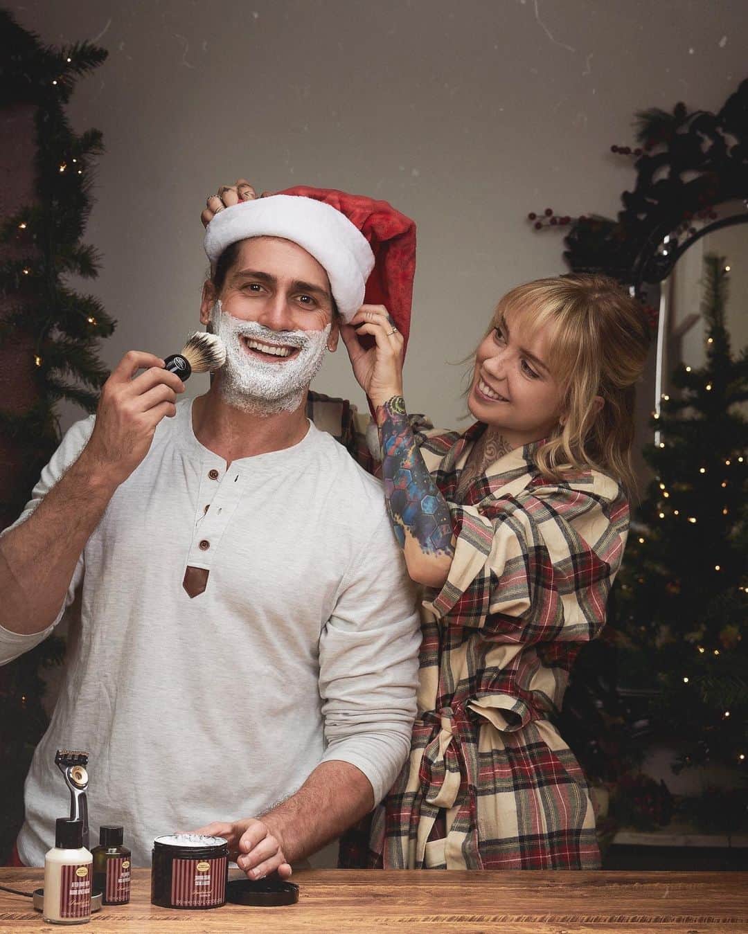 サラ・Xのインスタグラム：「What do you think of Patrick’s Santa impression? 🎅🏼 A little early holiday cheer for y’all from us & @TheArtOfShaving! I actually got Patrick in front of the camera again to tell you to check them out for some luxury holiday gifting ideas in store & online, including this @gillette heated razor that’s perfect for cold mornings, with the feeling of a hot towel shave every time. And get 20% off any purchase during their holiday sale! It’s Santa ummm I mean Patrick approved! #theartofshaving #TheArtOfShavingPartner」