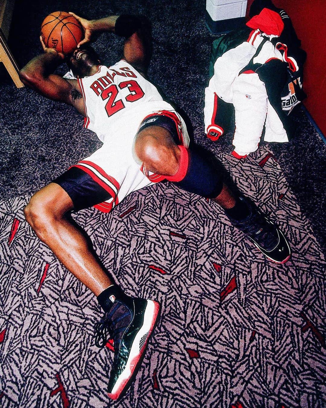 Jordanのインスタグラム：「Designed for champions. The #AirJordan XI ‘Black/Red’ returns tomorrow. #JUMPMAN」