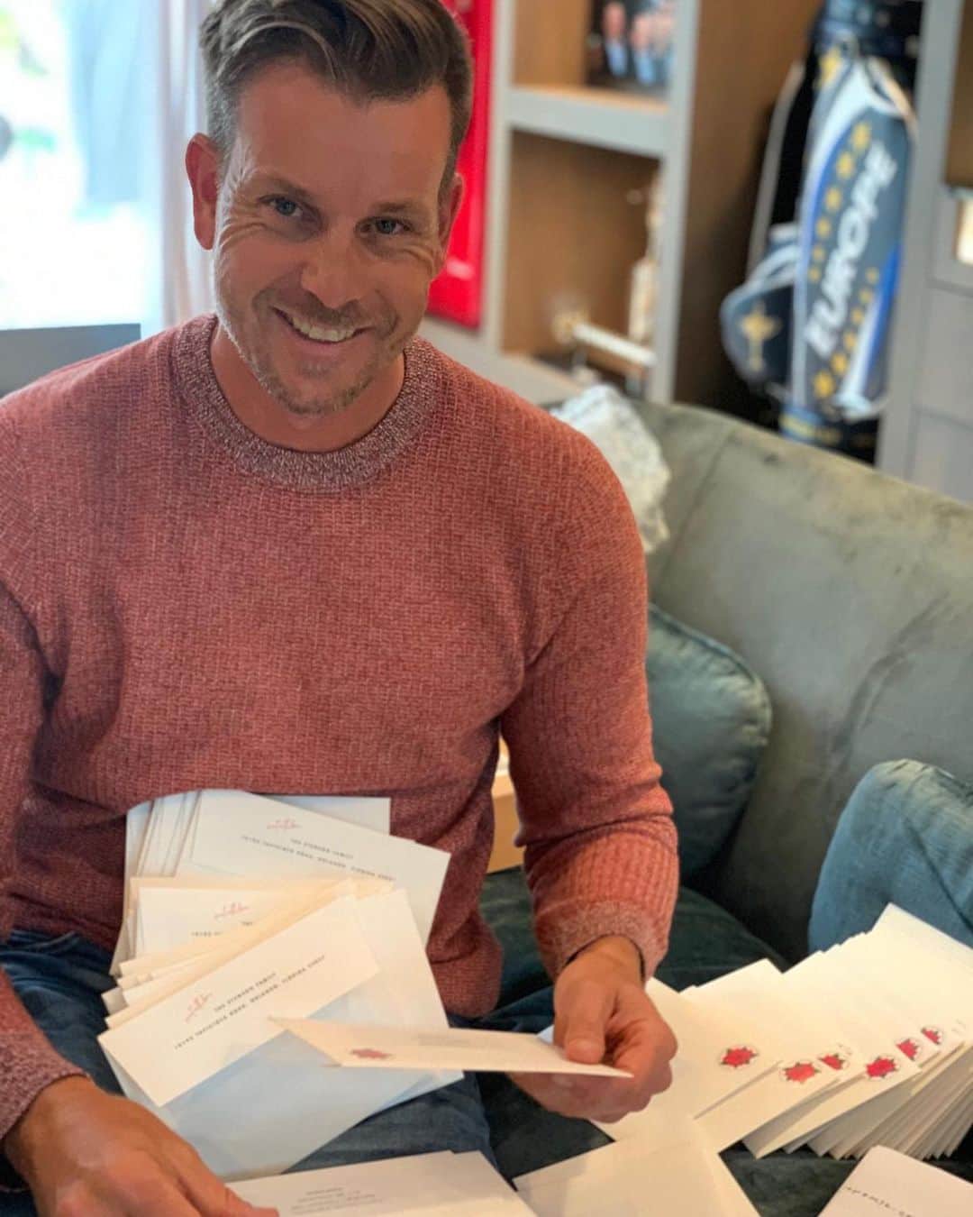 ヘンリク・ステンソンのインスタグラム：「Doing my Christmas cards... did you make the list? 🎅🏼」