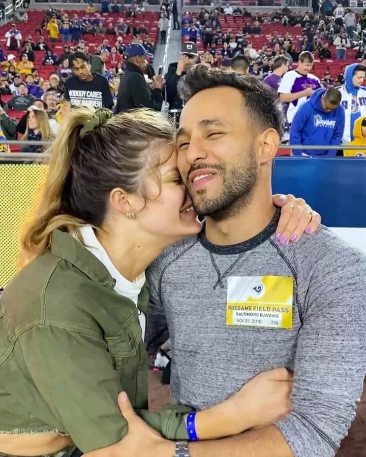 Hannah Stockingのインスタグラム：「WE MADE THE KISS CAM!!!! 🤩🥰 @anwar @kingbach」