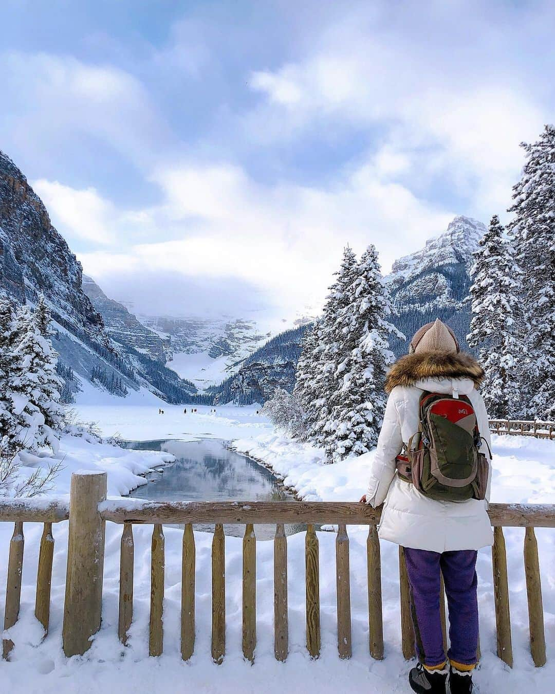 Han Ga Eunさんのインスタグラム写真 - (Han Ga EunInstagram)「#lakelouise 완전한 눈의나라였다  대자연은 너무 위대해.... 날고 기어봤자 인간은  #우주먼지 헤헤」12月14日 5時48分 - gaeungbebe