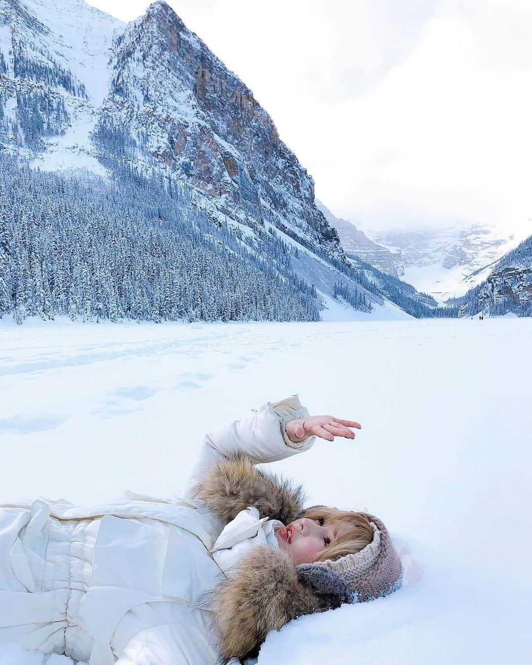 Han Ga Eunさんのインスタグラム写真 - (Han Ga EunInstagram)「#lakelouise 완전한 눈의나라였다  대자연은 너무 위대해.... 날고 기어봤자 인간은  #우주먼지 헤헤」12月14日 5時48分 - gaeungbebe