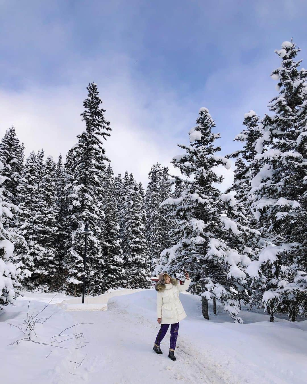 Han Ga Eunさんのインスタグラム写真 - (Han Ga EunInstagram)「#lakelouise 완전한 눈의나라였다  대자연은 너무 위대해.... 날고 기어봤자 인간은  #우주먼지 헤헤」12月14日 5時48分 - gaeungbebe