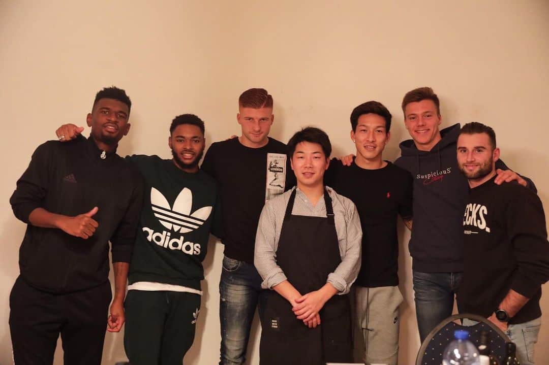 小林祐希のインスタグラム：「チームメイトを招待して一緒に夜ご飯を食べました！ ベルギーは色んな国の色んな文化、人種が混在してるから食文化も全く違くて勉強になったし面白かった！ チームメイトのプライベートな一面も見れてよかった！ 最終的にはサッカーの話で熱くなって結局4時間ぐらい語り合った。 苦しい時期だからこそ、俺ができる事でチームに貢献していきたい。 まだ招待してない選手も沢山いるからこれから毎週やろうかな！！ We had a great time.  We’re in difficult time but I feel we can get over it. Because the guys who came to dinner was thinking a lot about “team”. I got confidence from them!! Thank you guys!! #小林祐希 #beveren #yk10」