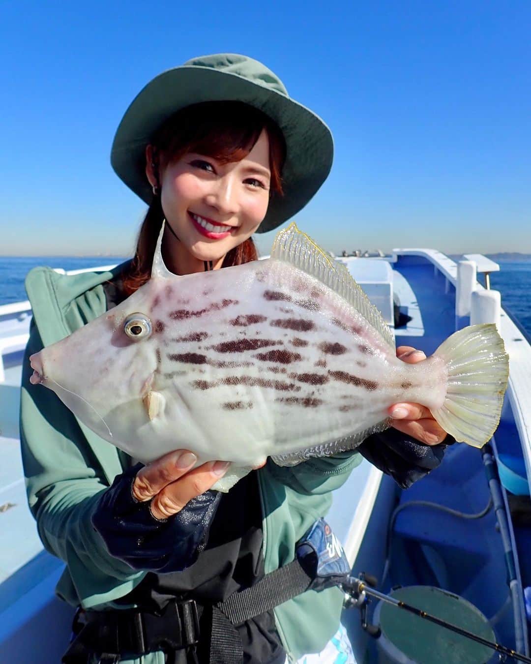 阪本智子さんのインスタグラム写真 - (阪本智子Instagram)「🔶♡ 釣りビジョン｢目指せ!竿頭｣のロケで、 カワハギ#自己新記録 達成しました😂✨✨✨✨ そのサイズなんと..３１cm‼️‼️ 嬉しかったー😭😭❤️ 大きいサイズのカワハギって明確なアタリが出ないんですね💦 もぞっと違和感を掛けました😆👍🏻 引きが半端なかった😍🎶 ＊ #fish #fishing #filefish #fishinggirl #sea #ocean #op #魚 #カワハギ #釣り #カワハギ釣り #魚釣り #海 #船 #阪本智子」12月14日 5時45分 - tomoko_sakamoto423