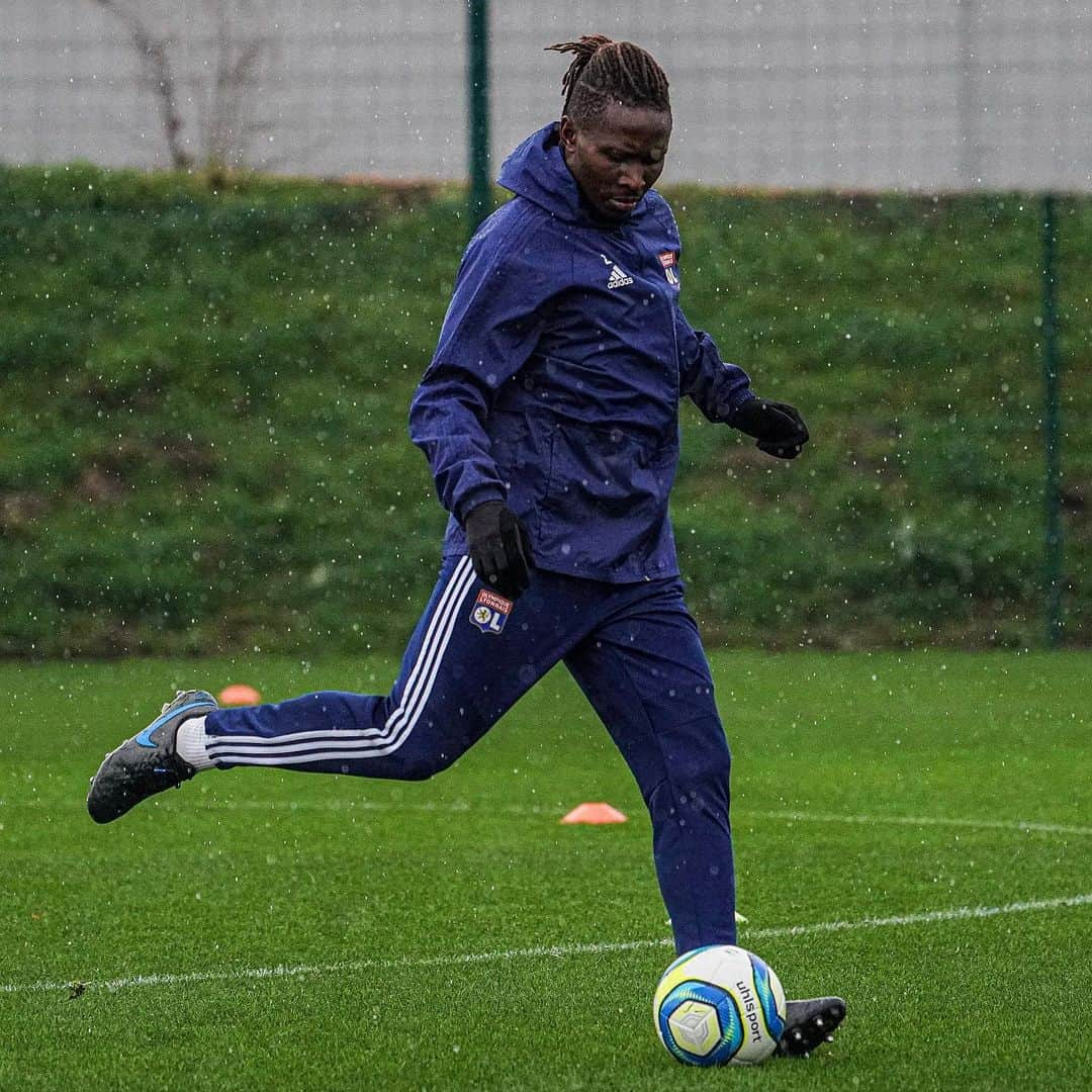 マプ・ヤンガ＝ムビワのインスタグラム：「🌧⚽️🌧 #training #ol #work」