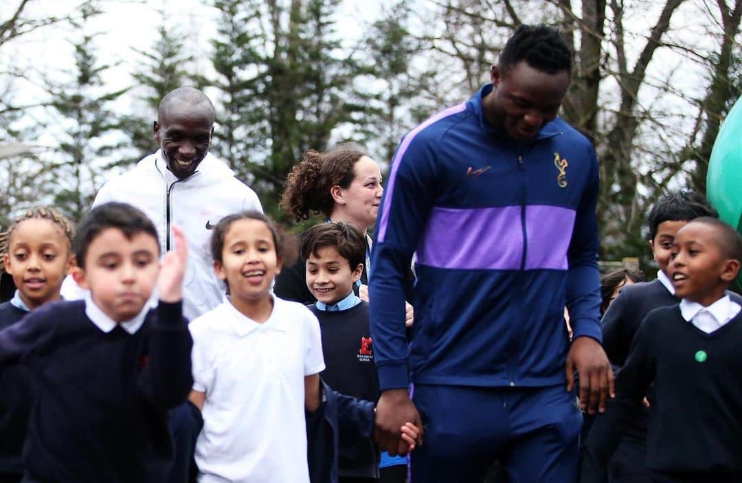 ビクター・ワニアマさんのインスタグラム写真 - (ビクター・ワニアマInstagram)「I visited Earlsmead primary school with my friend @kipchogeeliud Always good to see kids living a healthy life.@spursofficial @thedailymileuk」12月14日 5時56分 - victorwanyama