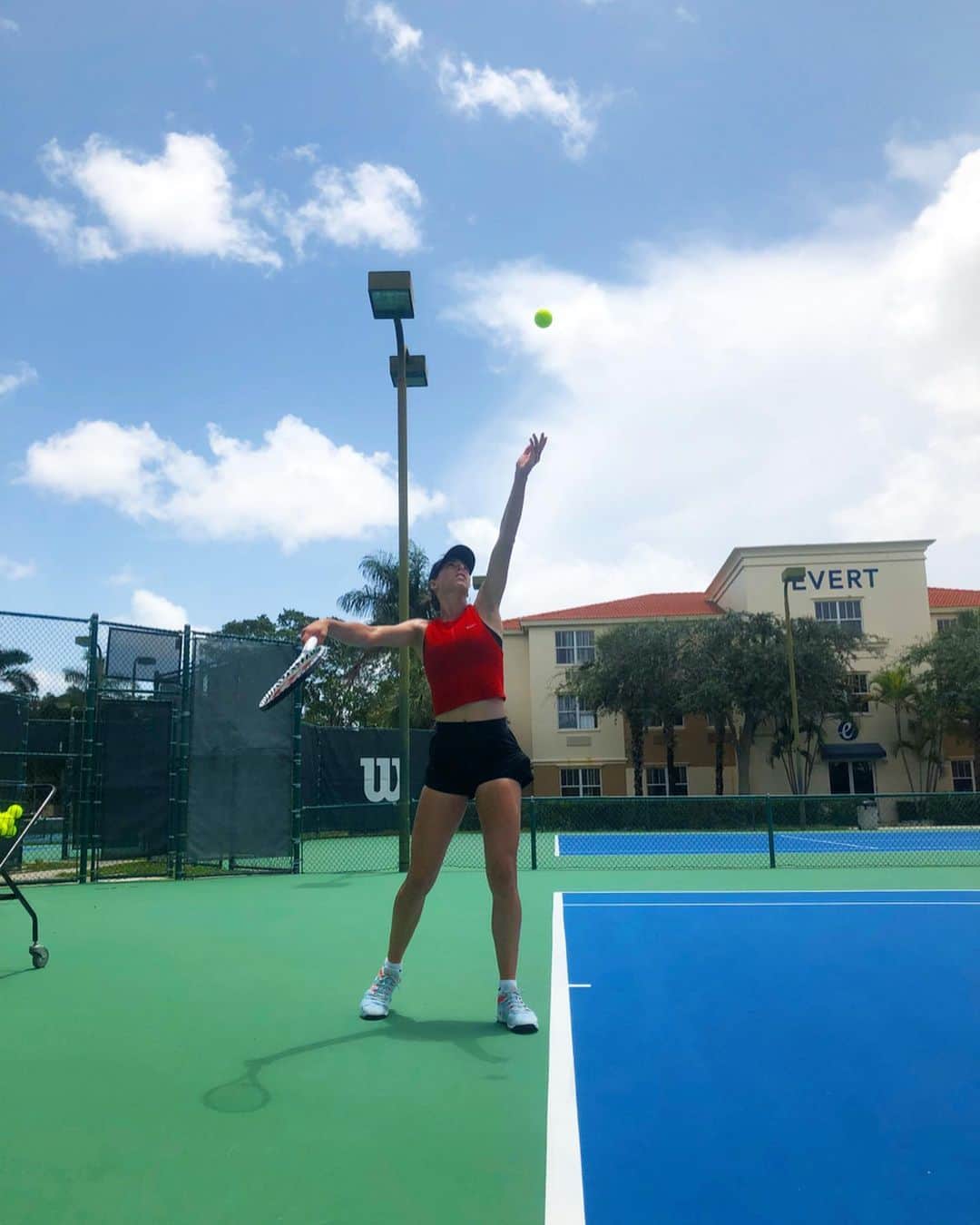 アイラ・トムリャノビッチのインスタグラム：「Feels great to be part of @mubadalawtc  Watch me play the women’s match #inAbuDhabi next week!  #MWTC #hayyaajla」