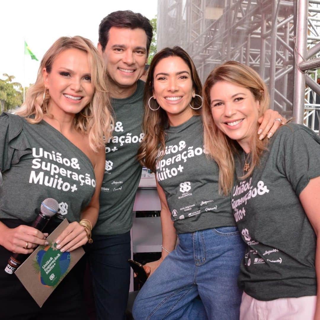 Eliana Michaelichin Bezerraさんのインスタグラム写真 - (Eliana Michaelichin BezerraInstagram)「Aqui somos muito felizes. Foi lindo demais!! #gruposilviosantos #sbt」12月14日 6時26分 - eliana