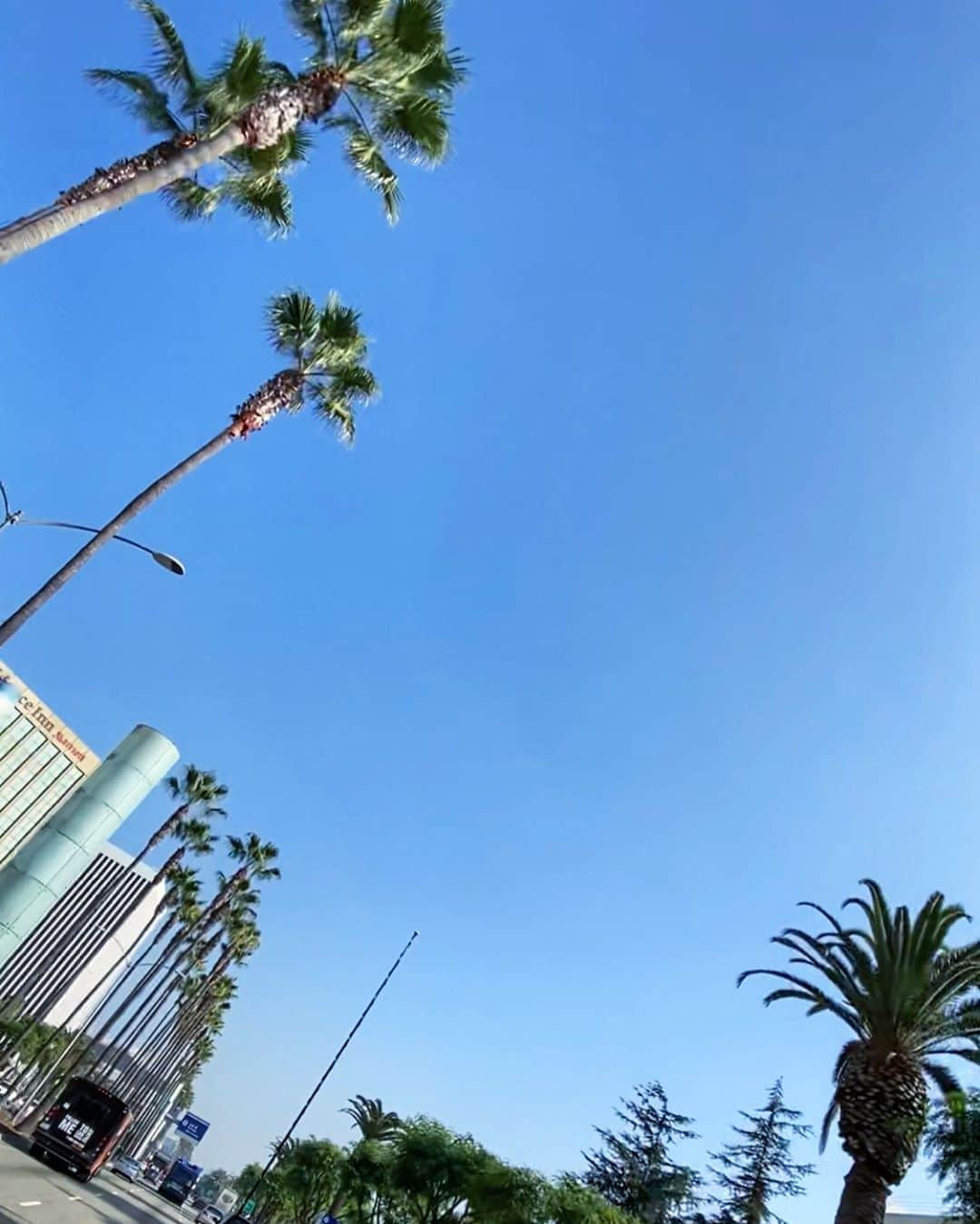 雅-MIYAVI-さんのインスタグラム写真 - (雅-MIYAVI-Instagram)「Touched down in #LA. Always good to be back in this city. The thing is now I feel that the sky is so big!!!! Lol 😂 LA的天空宽阔啊！#NoSleepTillTokyo」12月14日 6時29分 - miyavi_ishihara