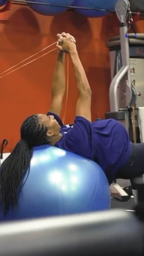 フォルケ・アキンラデウォのインスタグラム：「I’ve always looked up to women who decide to continue their athletic career after having a baby.  Surrendering one’s body. Pressing pause on one’s career without knowing what lies on the other side. The girt, determination, resilience, and sacrifice required to be a mom while pursuing one’s craft is truly admirable.  I’m honored to join the strong women who have come before me and paved the way. Being a mom and an athlete is no longer an anomaly. And while I know my return to the court in pursuit of my third Olympic Games will be the most difficult feat of my athletic career to date, I’m so excited for the challenge. • • • • Repost from @thecuoreproject • We’ve got our very first installment following Foluke Akinradewo ( @folukea )through her pregnancy and new motherhood. Foluke welcomed a baby boy in November 2019. Watch Foluke’s CUORE Feature where she talks about when she first found out she was pregnant and how her training changed.」