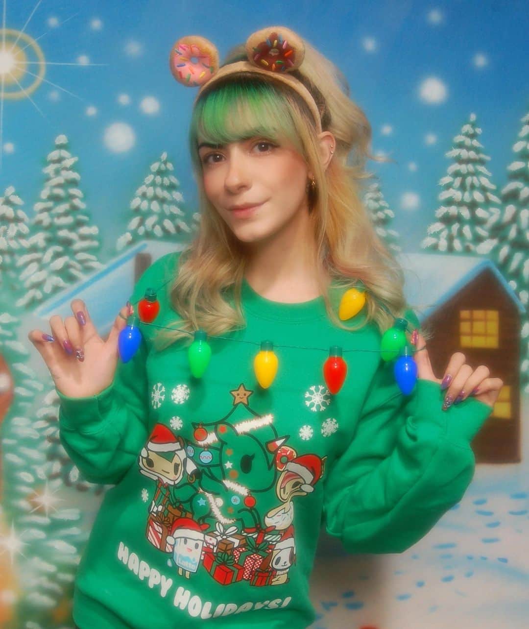 ミランダ・イバネスのインスタグラム：「Ya huele muchísimo a Navidad y @tokidokibrand lo sabe 💚🎄🦄✨ ⁣⁣ Es un súper sueño trabajar con mi marca 𝐟𝐚𝐯𝐨𝐫𝐢𝐭𝐚 🥺🦄✨ ⁣⁣ ⁣⁣ Tenemos una sorpresa 𝘌𝘕𝘖𝘙𝘔𝘌 para el 2020 ! Así que no olviden seguirlos para saber más detalles pronto ! 😚 yo se que les va a encantar ! ⁣ ⁣ 📸 @tomsonehourphotolab  #tokidoki」