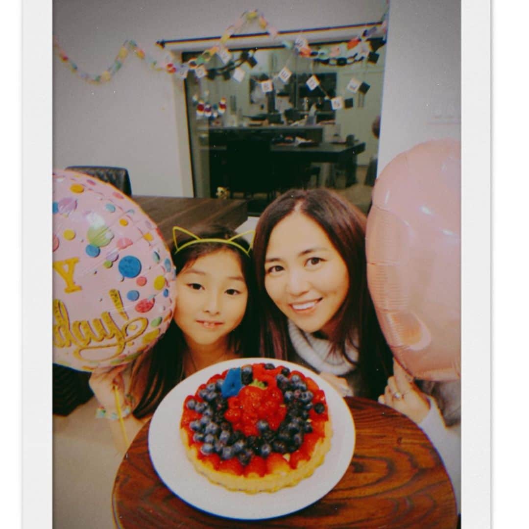 MINMIさんのインスタグラム写真 - (MINMIInstagram)「可愛い😍チビのサプライズバースデー🎂 でおさまる訳なかった誕生日。 この後レストランに行ったら、キーが気分で食欲なくし不機嫌に,逆ギレ。面白くないからってわざとグラスの水をこぼすという反抗的態度をとり、母は絶句😑 スルーして穏やかにバースデーを終わらせるもよし🎂とも思いましたが、やはりそうは問屋がおろしません。  一応、カミナリ親父の役も できるので⚡️👺　カミナリ落としときました  誕生日🤣泣 謝るまで家に入るなっ😤  穏やかにスルーもできたけど、こんな逆ギレ許されてたら ヤバイ大人になる気しかしない！ そういう大人の人いるもんね！？ それは将来の彼女の為にも 私が阻止しなくては！ ってよくわからない正義感w🦸‍♀️ 散々ウゼーうるせーって 言われたわー 「あなたに嫌われてたくない人は きっと何も言わないよ でも、ママは将来一緒に仕事する人や、付き合う人にあなたが 好かれてほしいからダメな事はダメって、言う！し 絶対許さない！っと喝をいれた。  その言葉が心に届いたか　顔つきが柔らかくなって "ごめんなさい" と家に入っていった。  ハア〜、、、なかなか壮絶 誕生日😂　笑  でもね  次の日の夕方には"ママハグして〜っ" あのね、あのね、聞いて聞いてって 甘えてくる、w 反抗期と甘えたのバロメーターいつも振り切ってますよ🤣😂 もう大変過ぎて誰か!ドキュメント撮ってよ😂🤣 大家族スペシャルくらいドラマティックなんだから！笑  この誕生日を境になんだか我が家が ピースなのは今だけ？ それとも頑固オヤジ👺が効いてるのかなぁ 笑  #こんなはちゃめちゃだけど幸せ自慢だよ #頑固オヤジバースデー #振り回されまくりの45歳 #まだまだ落ち着けそうにない🎢　 #ありがとう #キーアイマカ」12月14日 17時45分 - minmidesu