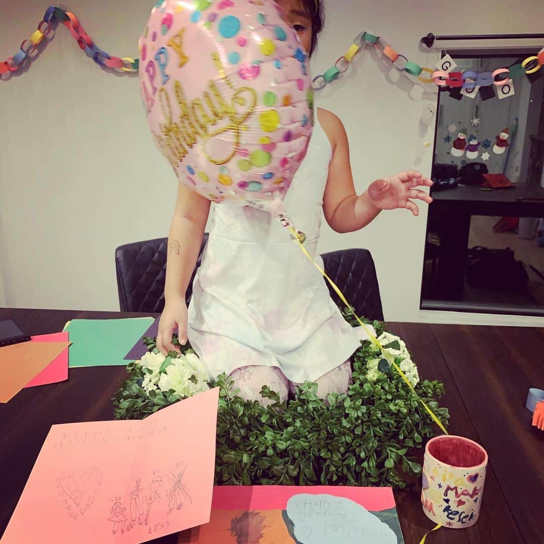 MINMIさんのインスタグラム写真 - (MINMIInstagram)「可愛い😍チビのサプライズバースデー🎂 でおさまる訳なかった誕生日。 この後レストランに行ったら、キーが気分で食欲なくし不機嫌に,逆ギレ。面白くないからってわざとグラスの水をこぼすという反抗的態度をとり、母は絶句😑 スルーして穏やかにバースデーを終わらせるもよし🎂とも思いましたが、やはりそうは問屋がおろしません。  一応、カミナリ親父の役も できるので⚡️👺　カミナリ落としときました  誕生日🤣泣 謝るまで家に入るなっ😤  穏やかにスルーもできたけど、こんな逆ギレ許されてたら ヤバイ大人になる気しかしない！ そういう大人の人いるもんね！？ それは将来の彼女の為にも 私が阻止しなくては！ ってよくわからない正義感w🦸‍♀️ 散々ウゼーうるせーって 言われたわー 「あなたに嫌われてたくない人は きっと何も言わないよ でも、ママは将来一緒に仕事する人や、付き合う人にあなたが 好かれてほしいからダメな事はダメって、言う！し 絶対許さない！っと喝をいれた。  その言葉が心に届いたか　顔つきが柔らかくなって "ごめんなさい" と家に入っていった。  ハア〜、、、なかなか壮絶 誕生日😂　笑  でもね  次の日の夕方には"ママハグして〜っ" あのね、あのね、聞いて聞いてって 甘えてくる、w 反抗期と甘えたのバロメーターいつも振り切ってますよ🤣😂 もう大変過ぎて誰か!ドキュメント撮ってよ😂🤣 大家族スペシャルくらいドラマティックなんだから！笑  この誕生日を境になんだか我が家が ピースなのは今だけ？ それとも頑固オヤジ👺が効いてるのかなぁ 笑  #こんなはちゃめちゃだけど幸せ自慢だよ #頑固オヤジバースデー #振り回されまくりの45歳 #まだまだ落ち着けそうにない🎢　 #ありがとう #キーアイマカ」12月14日 17時45分 - minmidesu