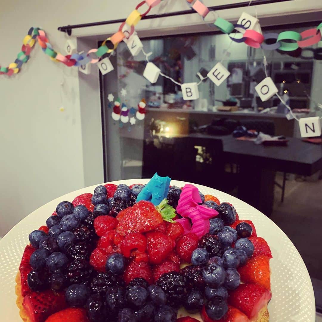 MINMIさんのインスタグラム写真 - (MINMIInstagram)「可愛い😍チビのサプライズバースデー🎂 でおさまる訳なかった誕生日。 この後レストランに行ったら、キーが気分で食欲なくし不機嫌に,逆ギレ。面白くないからってわざとグラスの水をこぼすという反抗的態度をとり、母は絶句😑 スルーして穏やかにバースデーを終わらせるもよし🎂とも思いましたが、やはりそうは問屋がおろしません。  一応、カミナリ親父の役も できるので⚡️👺　カミナリ落としときました  誕生日🤣泣 謝るまで家に入るなっ😤  穏やかにスルーもできたけど、こんな逆ギレ許されてたら ヤバイ大人になる気しかしない！ そういう大人の人いるもんね！？ それは将来の彼女の為にも 私が阻止しなくては！ ってよくわからない正義感w🦸‍♀️ 散々ウゼーうるせーって 言われたわー 「あなたに嫌われてたくない人は きっと何も言わないよ でも、ママは将来一緒に仕事する人や、付き合う人にあなたが 好かれてほしいからダメな事はダメって、言う！し 絶対許さない！っと喝をいれた。  その言葉が心に届いたか　顔つきが柔らかくなって "ごめんなさい" と家に入っていった。  ハア〜、、、なかなか壮絶 誕生日😂　笑  でもね  次の日の夕方には"ママハグして〜っ" あのね、あのね、聞いて聞いてって 甘えてくる、w 反抗期と甘えたのバロメーターいつも振り切ってますよ🤣😂 もう大変過ぎて誰か!ドキュメント撮ってよ😂🤣 大家族スペシャルくらいドラマティックなんだから！笑  この誕生日を境になんだか我が家が ピースなのは今だけ？ それとも頑固オヤジ👺が効いてるのかなぁ 笑  #こんなはちゃめちゃだけど幸せ自慢だよ #頑固オヤジバースデー #振り回されまくりの45歳 #まだまだ落ち着けそうにない🎢　 #ありがとう #キーアイマカ」12月14日 17時45分 - minmidesu