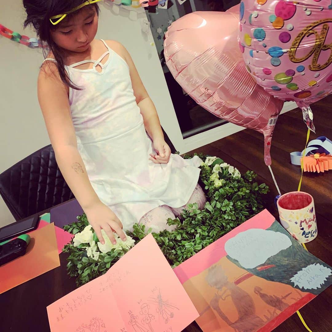 MINMIさんのインスタグラム写真 - (MINMIInstagram)「可愛い😍チビのサプライズバースデー🎂 でおさまる訳なかった誕生日。 この後レストランに行ったら、キーが気分で食欲なくし不機嫌に,逆ギレ。面白くないからってわざとグラスの水をこぼすという反抗的態度をとり、母は絶句😑 スルーして穏やかにバースデーを終わらせるもよし🎂とも思いましたが、やはりそうは問屋がおろしません。  一応、カミナリ親父の役も できるので⚡️👺　カミナリ落としときました  誕生日🤣泣 謝るまで家に入るなっ😤  穏やかにスルーもできたけど、こんな逆ギレ許されてたら ヤバイ大人になる気しかしない！ そういう大人の人いるもんね！？ それは将来の彼女の為にも 私が阻止しなくては！ ってよくわからない正義感w🦸‍♀️ 散々ウゼーうるせーって 言われたわー 「あなたに嫌われてたくない人は きっと何も言わないよ でも、ママは将来一緒に仕事する人や、付き合う人にあなたが 好かれてほしいからダメな事はダメって、言う！し 絶対許さない！っと喝をいれた。  その言葉が心に届いたか　顔つきが柔らかくなって "ごめんなさい" と家に入っていった。  ハア〜、、、なかなか壮絶 誕生日😂　笑  でもね  次の日の夕方には"ママハグして〜っ" あのね、あのね、聞いて聞いてって 甘えてくる、w 反抗期と甘えたのバロメーターいつも振り切ってますよ🤣😂 もう大変過ぎて誰か!ドキュメント撮ってよ😂🤣 大家族スペシャルくらいドラマティックなんだから！笑  この誕生日を境になんだか我が家が ピースなのは今だけ？ それとも頑固オヤジ👺が効いてるのかなぁ 笑  #こんなはちゃめちゃだけど幸せ自慢だよ #頑固オヤジバースデー #振り回されまくりの45歳 #まだまだ落ち着けそうにない🎢　 #ありがとう #キーアイマカ」12月14日 17時45分 - minmidesu