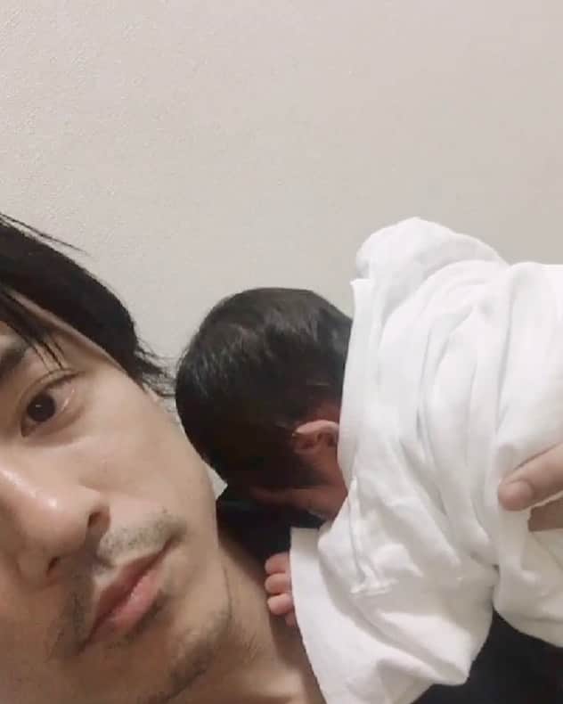森澤祐介のインスタグラム：「. 先日、我が子が無事に産まれました。 元気な男の子です。 . ハロー✋やっと会えたね😊 . #happybirthday🎂」