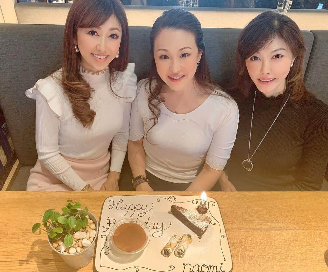 のインスタグラム：「お茶のお稽古仲間の　@naomimano と @mariiida2525 と、つかのまのサラダランチ女子会🥗 . 今月お誕生日を迎えるナオミちゃんのバースデーのお祝いをしました🎂 . ナオミちゃんは、働く女性としても、ママとしても、パーフェクト💯✨ . まさに、尊敬すべき女性です👏✨ . ハッピーバースデー、ナオミちゃん🎉 公私共に充実した素晴らしい一年になりますように💗 . . ちなみに、この日私が着ていたプリマシェレル のリブニットは、肩先や首元のフリルが可愛いくてオススメです💕 ↓ ↓  https://www.joint-space.co.jp/fs/shirai/psc412-0204 . @primascherrer . . . #和泉佳子 #25ans #ヴァンサンカン #エレブロガー #女子会 #ハッピーバースデー #ランチ #プリマシェレル」