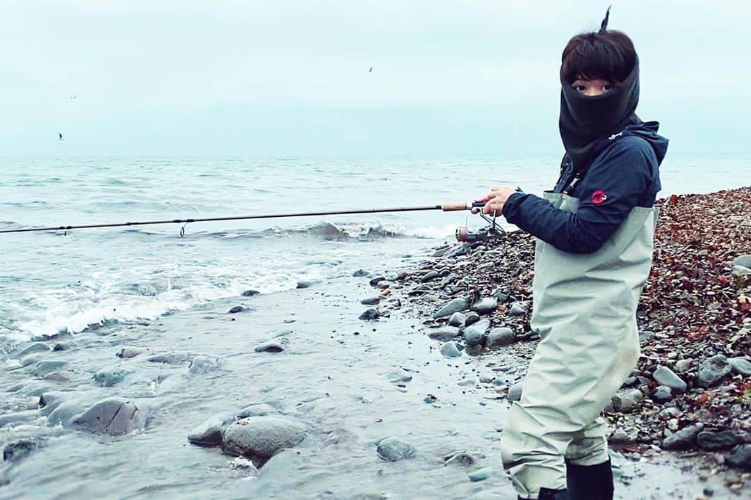 スーパーナブラのインスタグラム：「． ． そういえば… 日焼け防止のスカーフのくくり目が ツノのようになってるときに限って 大逆転のびっくり魚が釣れる気がする ． これまでの投稿を振り返ってみると やっぱりそうだ😳！ ． 🍜おしらせ🍜 YouTubeに鮭釣り動画を投稿しています YouTubeからスーパーナブラで検索か Instagramの自己紹介欄中のURLから ぜひみてくださいね💕 ． #鮭#イカ#エギング#青森#北海道#札幌 #東北#風景#海#温泉#旅館#ホテル #グルメ#露天風呂#GW#車中泊 #景色#釣り#ブラックバス#マグロ #発見#おでかけ#女子旅#ツーリング#魚 #自然#釣り#釣りガール#YouTube#旅 ．」