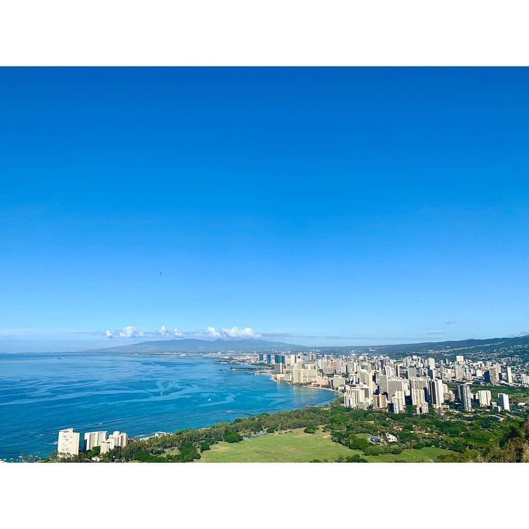 中田奈沙さんのインスタグラム写真 - (中田奈沙Instagram)「Diamond head hike⛰ ダイヤモンドヘッドにも 登ってみた😗 何気に初めて😜 天気も良かったし、 360度全てが絶景で 大自然のパワーを頂いた🙏 * #奈沙旅inhawaii * * #hawaii #oahu #honolulu #me #diamondhead #diamondheadhike #hiking #hike #trail #trekking #climbing #360view #powerspot #powerpoint #sunny  #ハワイ #ワイキキ #オアフ島 #ダイヤモンドヘッド #ハイキング #トレッキング #登山 #山登り #中田奈沙 #絶景 #マイナスイオン #パワースポット #快晴 #登頂」12月14日 17時40分 - nasa_nakada