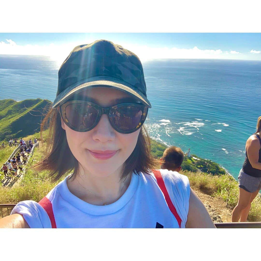 中田奈沙さんのインスタグラム写真 - (中田奈沙Instagram)「Diamond head hike⛰ ダイヤモンドヘッドにも 登ってみた😗 何気に初めて😜 天気も良かったし、 360度全てが絶景で 大自然のパワーを頂いた🙏 * #奈沙旅inhawaii * * #hawaii #oahu #honolulu #me #diamondhead #diamondheadhike #hiking #hike #trail #trekking #climbing #360view #powerspot #powerpoint #sunny  #ハワイ #ワイキキ #オアフ島 #ダイヤモンドヘッド #ハイキング #トレッキング #登山 #山登り #中田奈沙 #絶景 #マイナスイオン #パワースポット #快晴 #登頂」12月14日 17時40分 - nasa_nakada