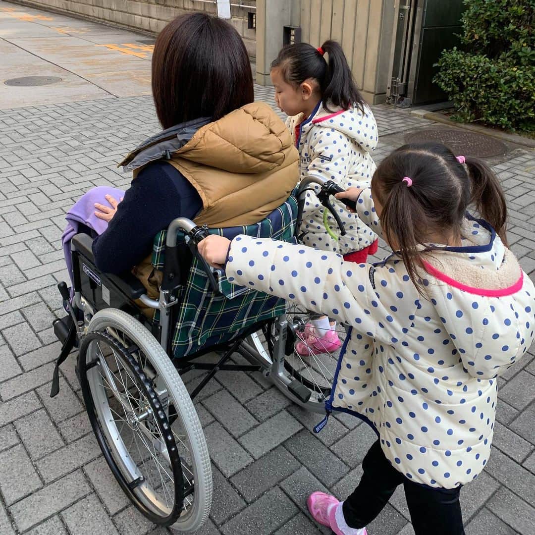 伊藤孝恵さんのインスタグラム写真 - (伊藤孝恵Instagram)「車椅子で街を歩くと、段差や路上駐車の無慈悲さ、入口だけで店内は違う「なんちゃってバリアフリー」の店、色んなものに気付きます。#なぜか #全く #よくなりません #しかし #食欲は衰えず」12月14日 16時11分 - itotakae
