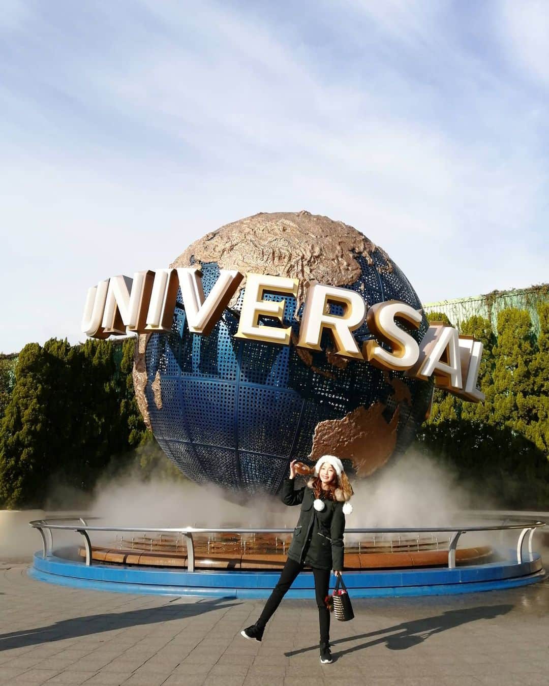 のインスタグラム：「10年ぶりくらいのユニバ🌎 スヌちゃん帽子は、あざとそうな女子が被ってる率No.1だよ！ * まさかの誰も写り混まず、写真とれた～～🙆‍♀️ * しかも文字位置もかんぺき🙆‍♀️ * #ユニバーサルスタジオジャパン #ユニバ #USJ #universalstudios #JAPAN」