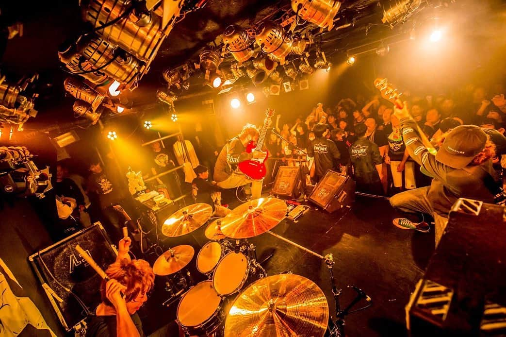 須賀真太郎さんのインスタグラム写真 - (須賀真太郎Instagram)「2.19.12.14 @広島SECOND CLUTCH "The Awakening Tour" w/ HEY-SMITH  広島最高だったね！！ 実は18年前くらいの初めての全国ツアーから広島は来てるのだ！ いつも集まってくれてありがとう！また行くからね！ HEY-SMITHも久々にしっかり対バン！ありがとう😊  photo by 岩渕直人」12月14日 16時16分 - sugacurry