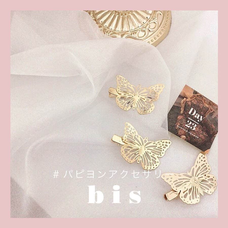 のインスタグラム：「.﻿ 🦋﻿ ﻿ ﻿ 今じわじわブームがきている蝶々モチーフのアクセサリー🦋パピヨンはフランス語で蝶々の意味❤︎﻿ ヘアにつけて華やかさアップ✨﻿ ﻿ スワイプしてチェックしてね👉🏻﻿ ﻿ ﻿ ﻿ ﻿ ﻿ #パピヨンアクセ #蝶々 #蝶々アクセ #蝶々モチーフ #ヘアアクセサリー #ヘアスタイル #お洒落さんと繋がりたい #bis_web」