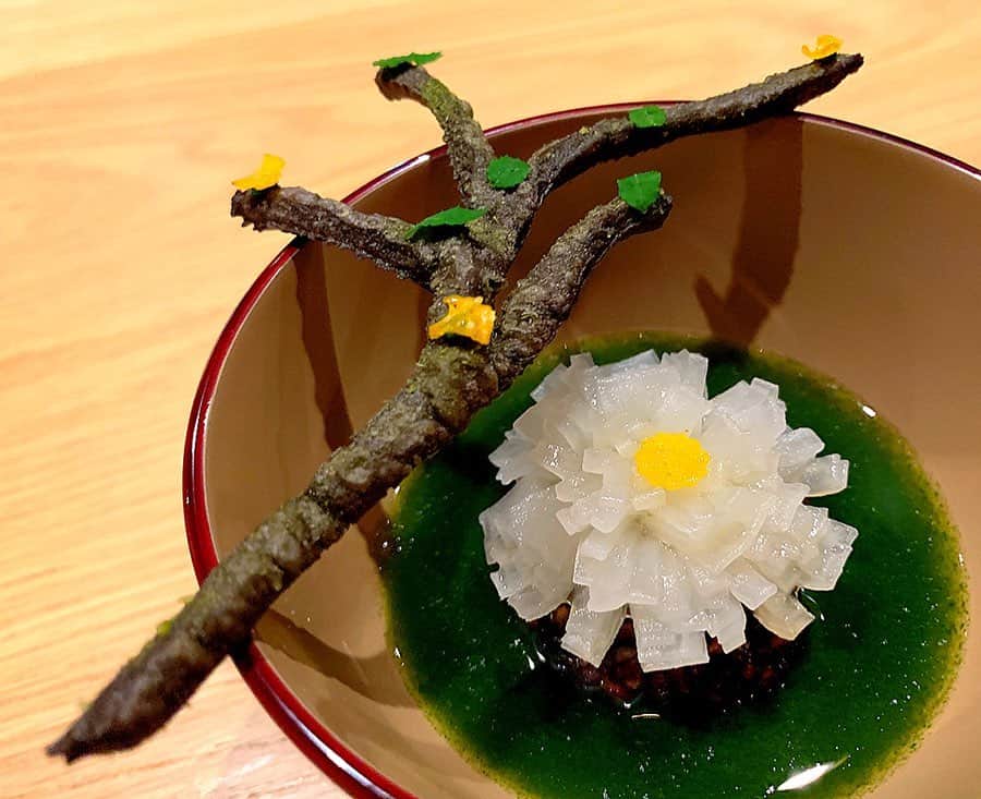 百合華さんのインスタグラム写真 - (百合華Instagram)「京都の東山区にある完全予約制のイノベーティブフュージョン『LURRA°』にて、ペアリング付きの最先端なディナータイム②🍽💕﻿ ﻿ スタッフの方々が順番交代でメニューの御説明をしてくださります🎶﻿ ﻿ セルリアックに対する愛情が半端ない一品は添え付けのソースまで１枚１枚ピンセットで盛り付けられており、そこに吹きかけられたお酢の水滴に至るまで全てが芸術的で御座いました✨﻿ ﻿ メインには子鹿肉が登場💖﻿ ﻿ 調理工程などでも鹿肉へのこの上ない愛情を感じられ、蝦夷鹿の角で作られたナイフには感銘を受けました🥰﻿ ﻿ デザートタイムはまた次回UP致します❤️﻿ ﻿ #京都﻿ #東山区﻿ #隠れ家﻿ #lurra﻿ #ルーラ﻿ #地球﻿ #月﻿ #京町家﻿ #リノベーション﻿ #イノベーティブフュージョン﻿ #最先端﻿ #完全予約制﻿ #ディナータイム﻿ #ディナーコース﻿ #コース料理﻿ #オープンキッチン﻿ #指先の魔術師﻿ #食材﻿ #調理工程﻿ #盛り付け﻿ #ペアリング﻿ #ペアリングカクテル﻿ #拘り﻿ #破壊の美学﻿ #鹿肉﻿ #鹿の角﻿ #感銘﻿ #美食﻿ #美食家﻿ #aumoグルメ」12月14日 16時25分 - yurika.lovelily