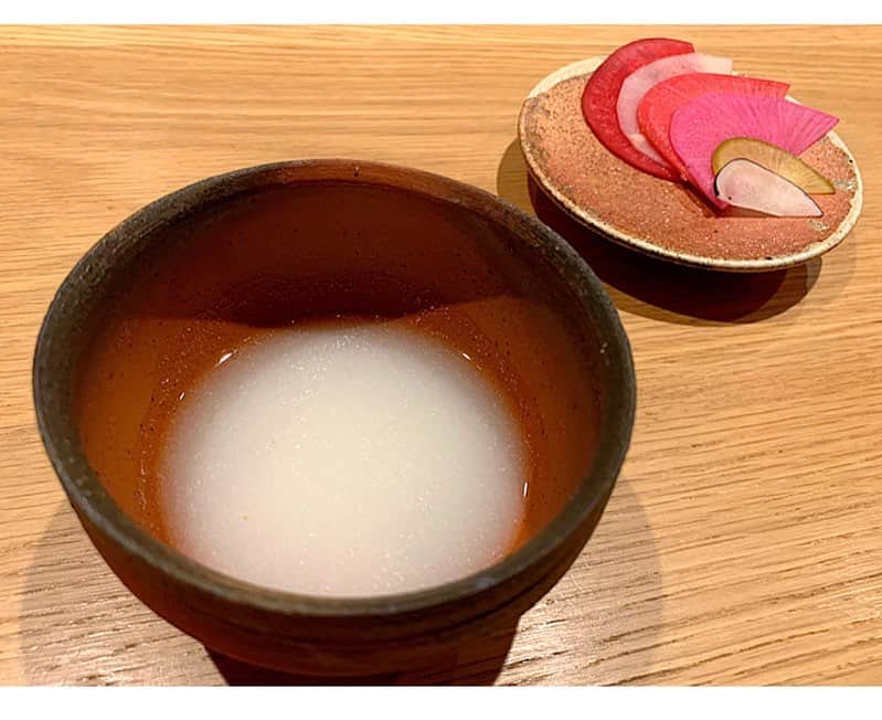 百合華さんのインスタグラム写真 - (百合華Instagram)「京都の東山区にある完全予約制のイノベーティブフュージョン『LURRA°』にて、ペアリング付きの最先端なディナータイム②🍽💕﻿ ﻿ スタッフの方々が順番交代でメニューの御説明をしてくださります🎶﻿ ﻿ セルリアックに対する愛情が半端ない一品は添え付けのソースまで１枚１枚ピンセットで盛り付けられており、そこに吹きかけられたお酢の水滴に至るまで全てが芸術的で御座いました✨﻿ ﻿ メインには子鹿肉が登場💖﻿ ﻿ 調理工程などでも鹿肉へのこの上ない愛情を感じられ、蝦夷鹿の角で作られたナイフには感銘を受けました🥰﻿ ﻿ デザートタイムはまた次回UP致します❤️﻿ ﻿ #京都﻿ #東山区﻿ #隠れ家﻿ #lurra﻿ #ルーラ﻿ #地球﻿ #月﻿ #京町家﻿ #リノベーション﻿ #イノベーティブフュージョン﻿ #最先端﻿ #完全予約制﻿ #ディナータイム﻿ #ディナーコース﻿ #コース料理﻿ #オープンキッチン﻿ #指先の魔術師﻿ #食材﻿ #調理工程﻿ #盛り付け﻿ #ペアリング﻿ #ペアリングカクテル﻿ #拘り﻿ #破壊の美学﻿ #鹿肉﻿ #鹿の角﻿ #感銘﻿ #美食﻿ #美食家﻿ #aumoグルメ」12月14日 16時25分 - yurika.lovelily