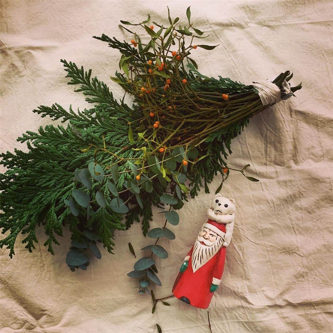 ワタナベマキさんのインスタグラム写真 - (ワタナベマキInstagram)「今年の12月はなんだか忙しくて、今年はツリーさぼり。🌲 クマかぶりのサンタさんと、ヒバの葉、ヤドリギをくるっと束ねて、少しクリスマスらしく。」12月14日 16時25分 - maki_watanabe