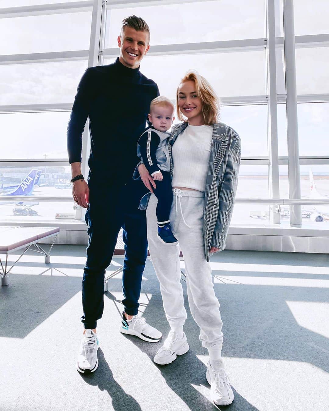 リアノン・ランゲラック（ミッチェル・ランゲラックの妻）のインスタグラム：「Holiday time ✈️」