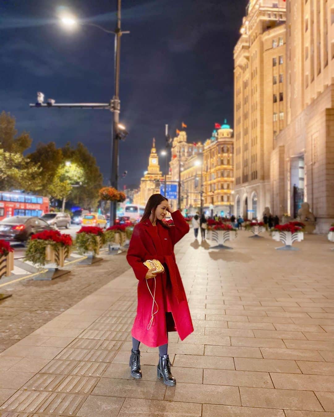 のインスタグラム：「大好きな#holidayseason 🎄✨ . . WINTER RED♥️ 夜景にも映える赤のロングコート。 sale対象でどちらの色も 残り僅かとなりました🙏🏻 (WINTER  SALE沢山のオーダーありがとうございます❤︎週明けより順次お届けとなります。). . #akiki#aw19#redcoat#longcoat#madeinjagan #shanghai#thebund#bund#上海#外灘#akikiinshanghai  #師走」