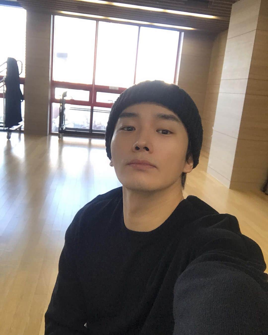 オン・ジュワンのインスタグラム：「#연습실#여명의 눈동자#뮤지컬 심심해서 ㅋ 주말 잘 보내셔들🙏 겨울엔 비니가 따뜻하징👍」