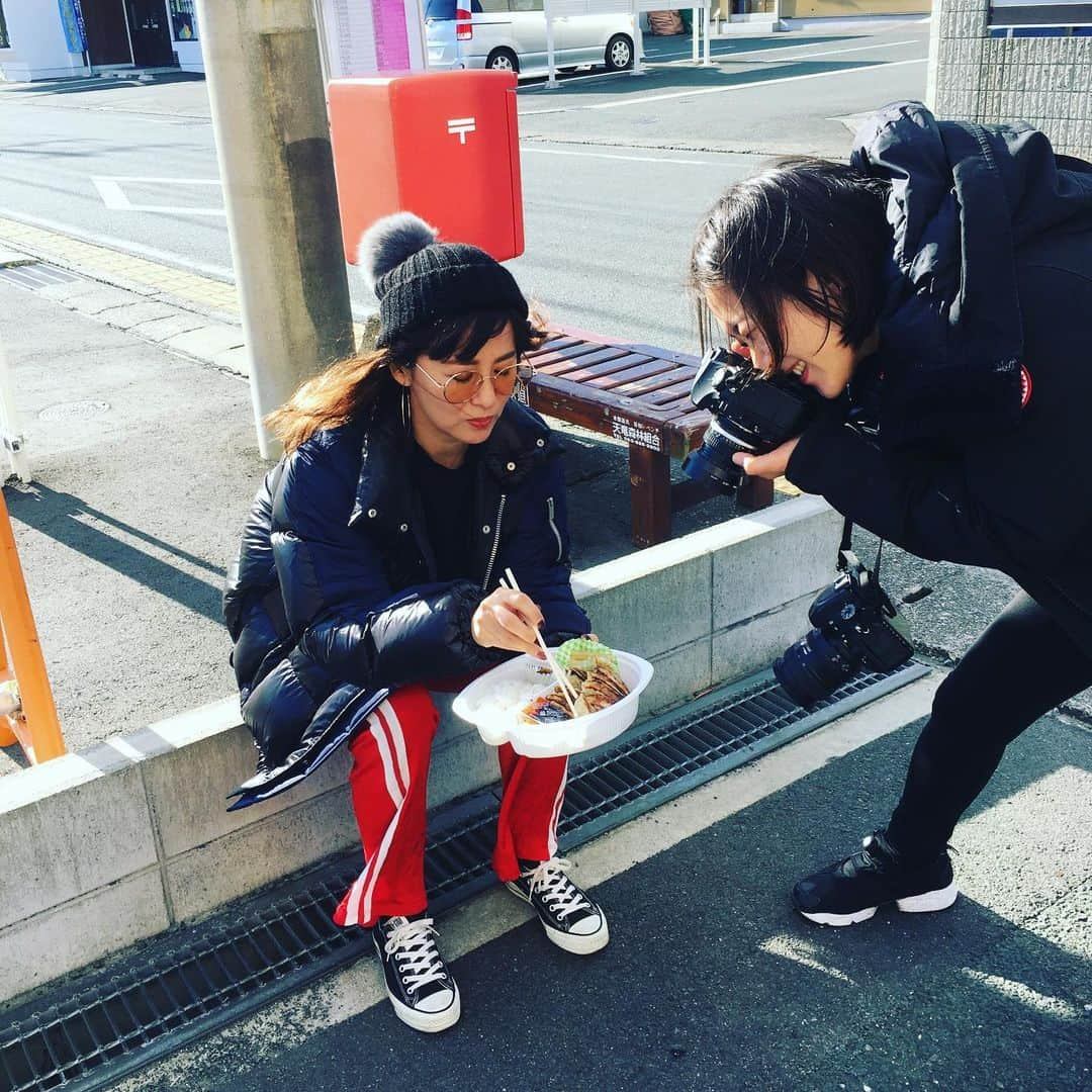 鈴木砂羽さんのインスタグラム写真 - (鈴木砂羽Instagram)「外で弁当食す地元ヤンキー感🤣  いえ❗️ 浜松餃子の取材です‼️🥟 ライブな餃子を劇写してます‼️🥟 餃子弁当食べてます。 遠州の冷たいからっ風にあたっても 美味しい餃子です🤗  今回は浜松餃子に迫りました🥟 行けば行くほど スタッフと共に浜松餃子の 奥の深さを共有できました‼️ そしてもっともっと知りたい 餃子の世界🥟 皆さまには来年お知らせ できるかと思います📣 餃子好きさんには必見です👀 お楽しみに〜😉 #餃子 #餃子部 #Yahooライフマガジン #砂羽の餃子道  #浜松　 #浜松餃子 #2日間じゃ食べきれない💦 #写真載せきれない💦」12月14日 16時43分 - bombon_sawa