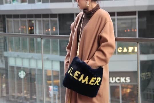 ILEMERさんのインスタグラム写真 - (ILEMERInstagram)「.﻿ 【新入荷のお知らせ♡】﻿ ﻿ イルメールからフワフワのファーバッグが﻿ 入荷いたしました〜(≧∇≦)💕💕﻿ ﻿ このフワモコの質感！！﻿ 可愛すぎませんか！？！？🙈❤️﻿ 持っているだけで女子力アップしそうな﻿ キュンキュンするバッグです✨✨﻿ ﻿ ﻿ この時期にピッタリなファー素材は﻿ つい手に取りたくなっちゃいますよね♪♪﻿ 冬の装いのアクセントにいかがでしょうか？☺️﻿ ﻿ ﻿ さらに！イルラーの皆さま必見ポイント☝️✨✨﻿ イルメールのクリアバッグ〝KIRAKIRA〟に﻿ すっぽり収まっちゃうんです！！(4枚目)﻿ 優秀すぎます〜！！🙌✨﻿ ﻿ 大人気のハッピードールを付けるのもオススメ♡﻿ MOCOMOCOで様々なアレンジをお楽しみくださいね🥰💓﻿ ﻿ ・－・－・－・－・－・－﻿ ﻿ 【MOCOMOCO(モコモコ)】3色展開 ￥6900＋税 ﻿ ・モカベージュ×サックス﻿ ・ベビーピンク×ブラック﻿ ・ネイビー×シトロン﻿ ﻿ ﻿ ★ 期間限定イルメールイベント絶賛開催中★ ﻿ ﻿ 下記のショップでも新作MOCOMOCOをご覧頂けます😊﻿ ﻿ ▪️2019年12月25日(水)まで﻿ ▪️場所:IANNE横浜店、IANNE新宿店、ロベルタ本店﻿ @ianne.paris ﻿ @roberta_shop ﻿ ﻿ 是非この機会にお立ち寄り下さいませ♪♪﻿ 皆さまのご来店お待ちしております！﻿ ﻿ ﻿ ﻿ #イルメール  #ilemer  #イーマリーちゃん ﻿ #新作 #MOCOMOCO #もこもこ  #ファーバッグ #クリアバッグ﻿ #サプライズハッピードール #happydoll ﻿ #毎日がハッピーハッピー #着せ替え #カプセルトイ  #ぬいぐるみチャーム #コーディネート﻿ #クリスマス #Xmas #ギフト﻿ #アタオランド #スタジオアタオ #atao #ianne﻿ #kobe #神戸国際会館sol」12月14日 16時48分 - ilemer_official