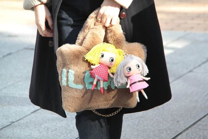 ILEMERさんのインスタグラム写真 - (ILEMERInstagram)「.﻿ 【新入荷のお知らせ♡】﻿ ﻿ イルメールからフワフワのファーバッグが﻿ 入荷いたしました〜(≧∇≦)💕💕﻿ ﻿ このフワモコの質感！！﻿ 可愛すぎませんか！？！？🙈❤️﻿ 持っているだけで女子力アップしそうな﻿ キュンキュンするバッグです✨✨﻿ ﻿ ﻿ この時期にピッタリなファー素材は﻿ つい手に取りたくなっちゃいますよね♪♪﻿ 冬の装いのアクセントにいかがでしょうか？☺️﻿ ﻿ ﻿ さらに！イルラーの皆さま必見ポイント☝️✨✨﻿ イルメールのクリアバッグ〝KIRAKIRA〟に﻿ すっぽり収まっちゃうんです！！(4枚目)﻿ 優秀すぎます〜！！🙌✨﻿ ﻿ 大人気のハッピードールを付けるのもオススメ♡﻿ MOCOMOCOで様々なアレンジをお楽しみくださいね🥰💓﻿ ﻿ ・－・－・－・－・－・－﻿ ﻿ 【MOCOMOCO(モコモコ)】3色展開 ￥6900＋税 ﻿ ・モカベージュ×サックス﻿ ・ベビーピンク×ブラック﻿ ・ネイビー×シトロン﻿ ﻿ ﻿ ★ 期間限定イルメールイベント絶賛開催中★ ﻿ ﻿ 下記のショップでも新作MOCOMOCOをご覧頂けます😊﻿ ﻿ ▪️2019年12月25日(水)まで﻿ ▪️場所:IANNE横浜店、IANNE新宿店、ロベルタ本店﻿ @ianne.paris ﻿ @roberta_shop ﻿ ﻿ 是非この機会にお立ち寄り下さいませ♪♪﻿ 皆さまのご来店お待ちしております！﻿ ﻿ ﻿ ﻿ #イルメール  #ilemer  #イーマリーちゃん ﻿ #新作 #MOCOMOCO #もこもこ  #ファーバッグ #クリアバッグ﻿ #サプライズハッピードール #happydoll ﻿ #毎日がハッピーハッピー #着せ替え #カプセルトイ  #ぬいぐるみチャーム #コーディネート﻿ #クリスマス #Xmas #ギフト﻿ #アタオランド #スタジオアタオ #atao #ianne﻿ #kobe #神戸国際会館sol」12月14日 16時48分 - ilemer_official