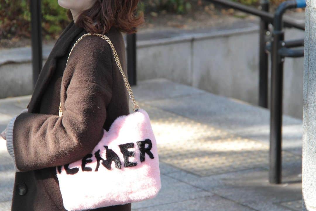 ILEMERさんのインスタグラム写真 - (ILEMERInstagram)「.﻿ 【新入荷のお知らせ♡】﻿ ﻿ イルメールからフワフワのファーバッグが﻿ 入荷いたしました〜(≧∇≦)💕💕﻿ ﻿ このフワモコの質感！！﻿ 可愛すぎませんか！？！？🙈❤️﻿ 持っているだけで女子力アップしそうな﻿ キュンキュンするバッグです✨✨﻿ ﻿ ﻿ この時期にピッタリなファー素材は﻿ つい手に取りたくなっちゃいますよね♪♪﻿ 冬の装いのアクセントにいかがでしょうか？☺️﻿ ﻿ ﻿ さらに！イルラーの皆さま必見ポイント☝️✨✨﻿ イルメールのクリアバッグ〝KIRAKIRA〟に﻿ すっぽり収まっちゃうんです！！(4枚目)﻿ 優秀すぎます〜！！🙌✨﻿ ﻿ 大人気のハッピードールを付けるのもオススメ♡﻿ MOCOMOCOで様々なアレンジをお楽しみくださいね🥰💓﻿ ﻿ ・－・－・－・－・－・－﻿ ﻿ 【MOCOMOCO(モコモコ)】3色展開 ￥6900＋税 ﻿ ・モカベージュ×サックス﻿ ・ベビーピンク×ブラック﻿ ・ネイビー×シトロン﻿ ﻿ ﻿ ★ 期間限定イルメールイベント絶賛開催中★ ﻿ ﻿ 下記のショップでも新作MOCOMOCOをご覧頂けます😊﻿ ﻿ ▪️2019年12月25日(水)まで﻿ ▪️場所:IANNE横浜店、IANNE新宿店、ロベルタ本店﻿ @ianne.paris ﻿ @roberta_shop ﻿ ﻿ 是非この機会にお立ち寄り下さいませ♪♪﻿ 皆さまのご来店お待ちしております！﻿ ﻿ ﻿ ﻿ #イルメール  #ilemer  #イーマリーちゃん ﻿ #新作 #MOCOMOCO #もこもこ  #ファーバッグ #クリアバッグ﻿ #サプライズハッピードール #happydoll ﻿ #毎日がハッピーハッピー #着せ替え #カプセルトイ  #ぬいぐるみチャーム #コーディネート﻿ #クリスマス #Xmas #ギフト﻿ #アタオランド #スタジオアタオ #atao #ianne﻿ #kobe #神戸国際会館sol」12月14日 16時48分 - ilemer_official